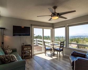 Escape to Cambria, just moments away from Moonstone Beach Park - Cambria - Sala de estar