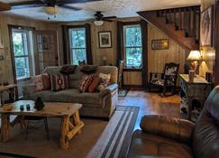 Montgomery Run cabin located in a secluded wooded area close to Clearfield, PA - Clearfield - Living room