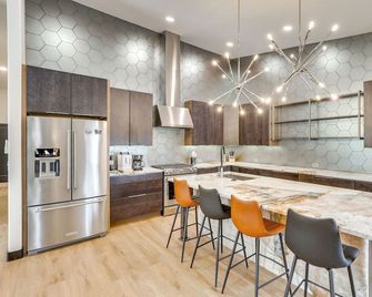 Hike and Unwind, Stylish Wooded Retreat in Piedmont! - Piedmont - Cocina