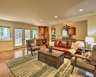 Updated Ranch-Style Home with Scenic Deck, Pond - Kingsport - Oturma odası