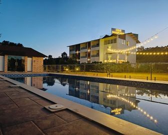 Hotel Amora Premium - Panchgani - Pool