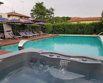 Hotel Patrizia - Marina di Massa - Pool