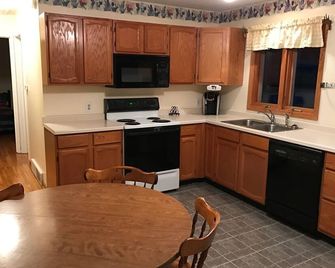 Lake Geneva Cottage - Enjoy WinterFest 1/28-2/1; skiing at Alpine Valley, Wilmot - Pell Lake - Kitchen