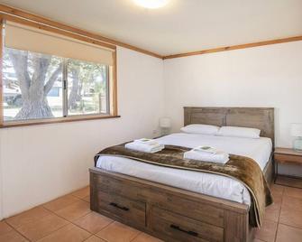 Riverscape Cottage No.5 - Riverscape - unit 5 with views over the Blackwood River and cosy fire place - Augusta - Sypialnia