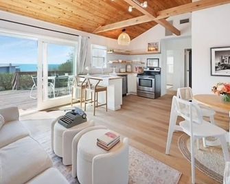 Oceanfront, Private Beach, Outdoor Shower, Indoor Heated Pool, Wifi, Grill - Montauk - Living room