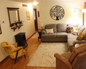 Charming 2-bedroom newly renovated house in Charlotte - Charlotte - Obývací pokoj