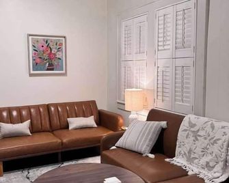The Market Apts by Nest and Bloom - brSuite 1 (331) - Ashland - Sala de estar