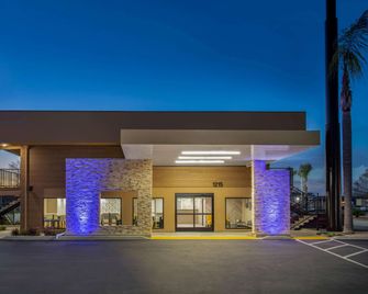 Days Inn by Wyndham Merced / Yosemite Area - Merced - Gebäude