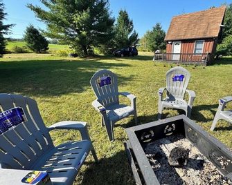Dark Sky Cabin – Hunter's Paradise - Cozy Retreat with Wi-Fi & Fire Pit - Greene - Patio