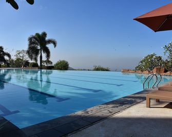 Timberland Highlands Resort - San Mateo - Piscina