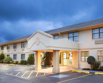 Super 8 by Wyndham Sulphur - Sulphur - Edificio