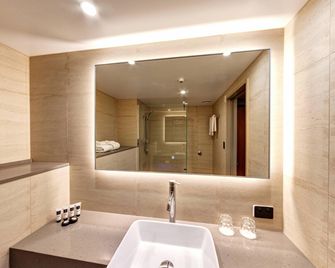 Distinction Luxmore Hotel - טה אנאו - חדר רחצה