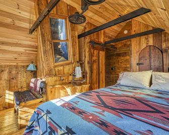 Luxurious Two-Story Treehouse | Minutes from Mount Sunapee | Peaceful - Newbury - Bedroom