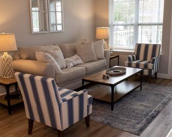 203 - Cozy One Bedroom Condo w/Water Views from Balcony - Delavan - Obývací pokoj