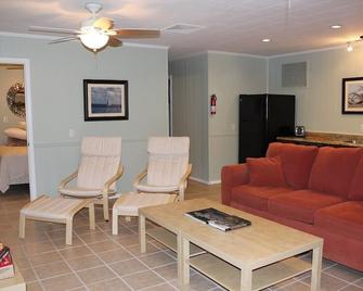 4 Blocks From Waterfront & Downtown Dining - Pet/Pup Friendly + 2 Adult Bikes - St. Marys - Living room