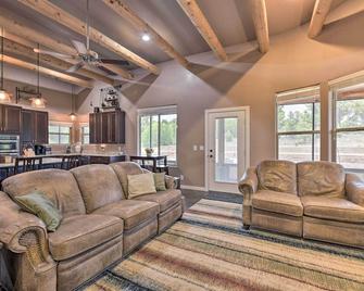 Luxe 5-Acre Mancos Home about 1 Mi to Mesa Verde - Mancos - Living room