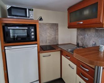 Small house near Rouen parking space + car charging socket - Franqueville-Saint-Pierre - Cocina