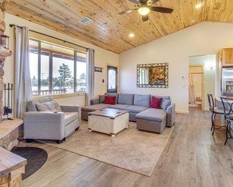 Hike and Snow Play! Overgaard Home with Fireplace - Heber-Overgaard - Sala de estar