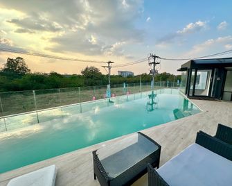 Rise Hotel manage by Suwannachot Korat 1 - Nakhon Ratchasima - Piscina