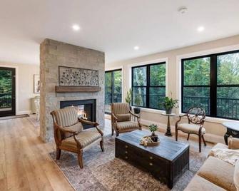 Algonquin Park,Sunset Paradise with Private Beach - Madawaska - Sala de estar