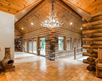 Massive Private Family Log Cabin Lodge: Pool, Pickleball-Fun for All! 100+ acres - Fulton - Lobby