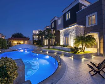 Artdeco Luxury Suites - Argoulides - Svømmebasseng