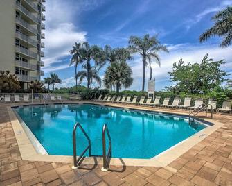 Beachfront Condo with Bay View in Fort Myers Beach! - Fort Myers Beach - Pileta
