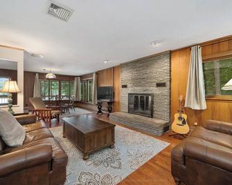 Large, 4 season, lakefront retreat. Close to skiing, golf and hiking. - Newton - Living room