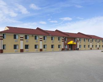 Super 8 by Wyndham Park City/North Wichita Area - Park City - Building