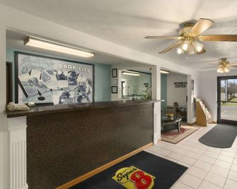 Super 8 by Wyndham Park City/North Wichita Area - Park City - Receptie