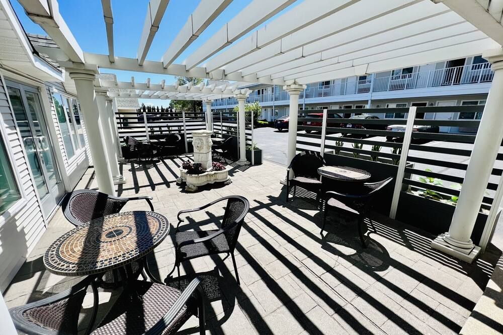 كورت بلازا إن آند سويتس - ماكيناو ستي - شرفة