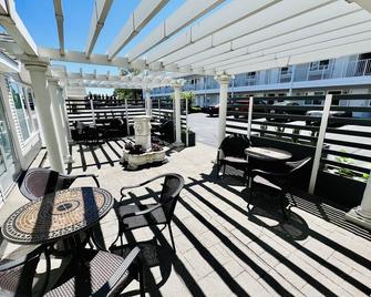 Court Plaza Inn & Suites of Mackinaw - Mackinaw City - Patio