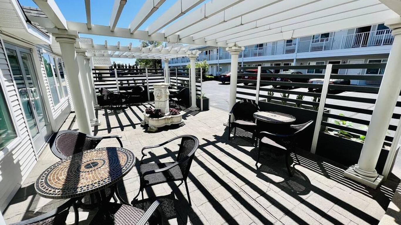 Court Plaza Inn & Suites of Mackinaw