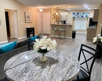 Magnolia Cottage Sleeps 6. Minutes to Casino, Concerts, Lake, College - Calera - Dining room