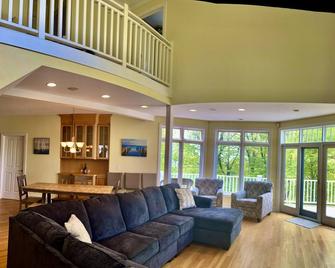 Scenic Retreat with Lake Views/Hot Tub/Game Room/Fire Pit and More! - Whitehall - Huiskamer
