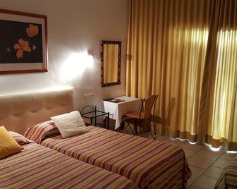 Hostal Residencia Catalina - Palamós - Schlafzimmer