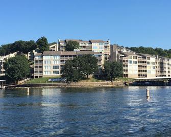 Indian Pointe Lake Condo! Pets Are Welcome! - Osage Beach - Building