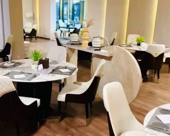 Cheerful Hotel Al Rass - Rass - Restaurante