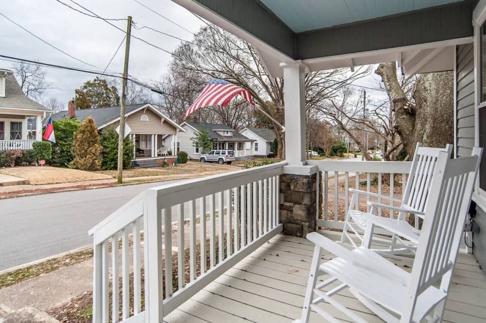 2 Bedroom Bungalow in Five Points Near Downtown - راليغ - شرفة