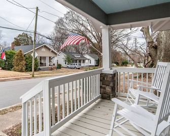 2 Bedroom Bungalow in Five Points Near Downtown - راليغ - شرفة