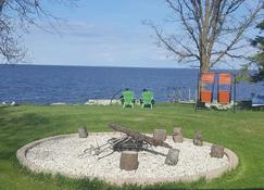 Private Lakefront Cottage - Gimli - Patio