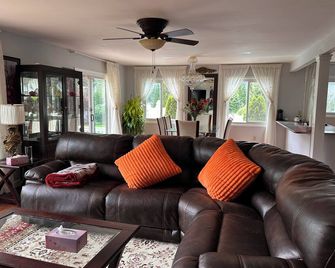 Adorable house with pool - Albany - Living room