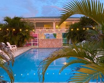 Private Studio at El Flamingo Beach Club - Manatí - Piscina