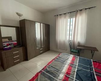 lovely master bedroom available - Sharjah - Bedroom
