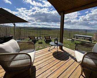Chalet de la Rule / Vue panoramique sur l'Aubrac - Nasbinals - Patio