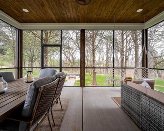 Twin Creeks Modern Farmhouse with 6 Seater Golf Cart & 2 Primary Bedrooms! - Winchester - Comedor