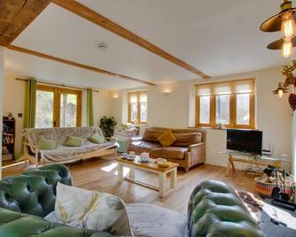 Ty'n y Maes - Four Bedroom House, Sleeps 8 - Bangor - Living room