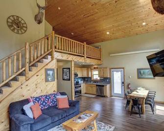 5 Miles from Mt- Rushmore with private hot tub - Keystone - Huiskamer