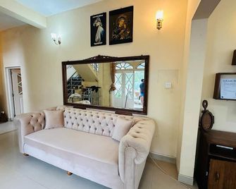 Maples Holiday Resort - נווארה אליה - סלון