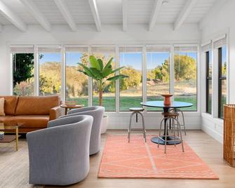 Mid Century Modern Escape 4 Br w/ Pool - 1.7 acres - Loomis - Sala de estar